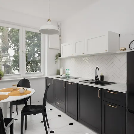 Chmielna By Bookinghost *