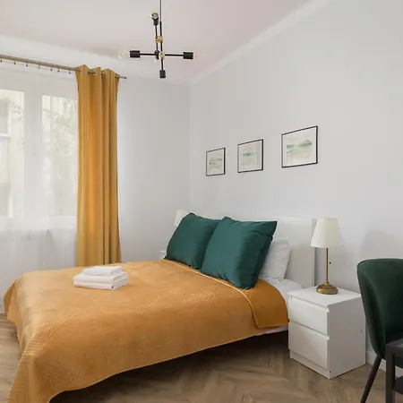 Chmielna By Bookinghost * ורשה