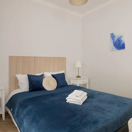 Chmielna By Bookinghost *