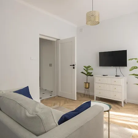 Chmielna By Bookinghost