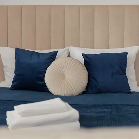 Chmielna By Bookinghost *